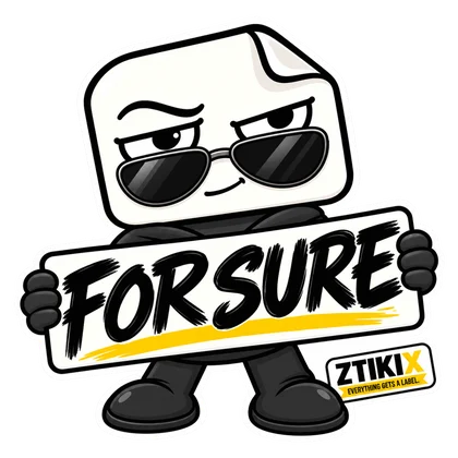 ZTIKIX trägt dunkle Sonnenbrille und hält ein weißes Schild mit der schwarzen Aufschrift FOR SURE.